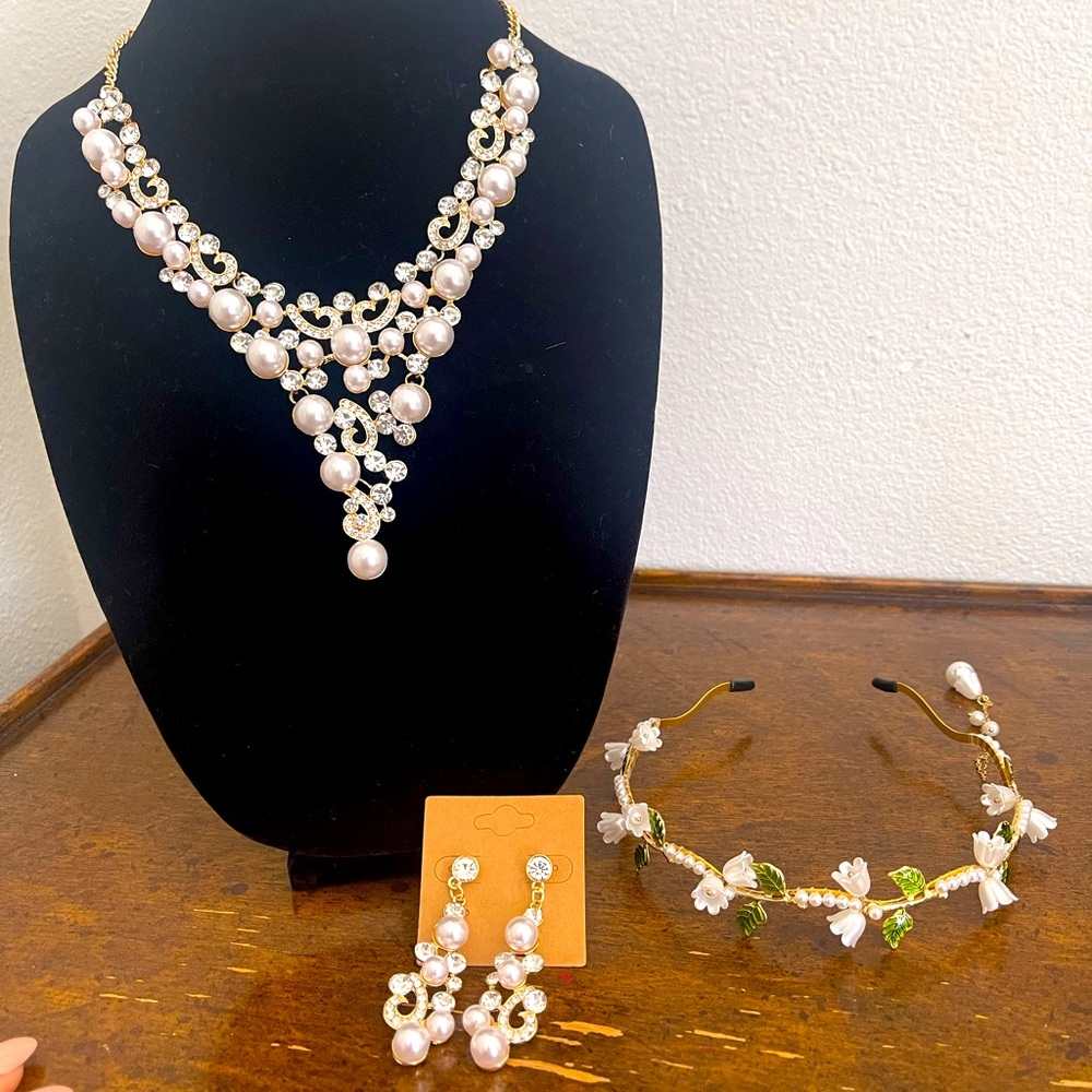 Stunning faux pearl necklace with matching earrings and head band